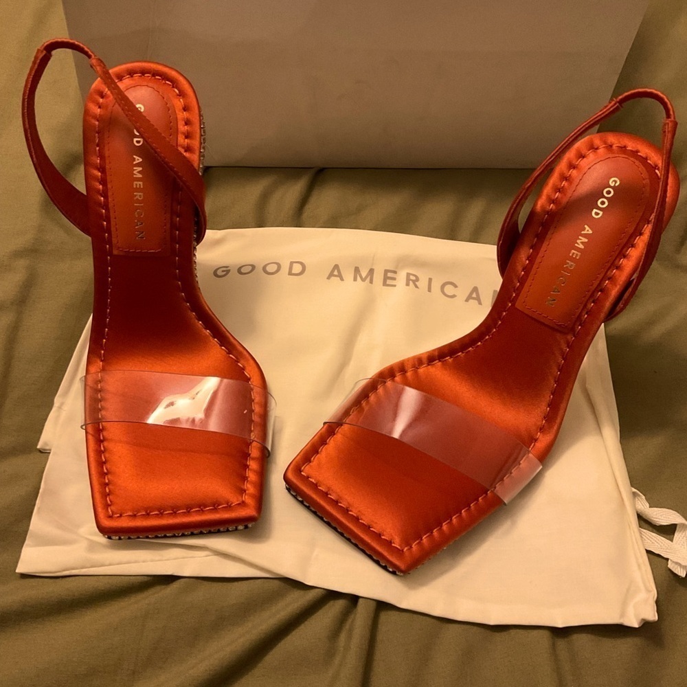 Good American Slingback Ombre Heel
Satin Clear/Crystal Sandal - Size 4 - Picture 2 of 6